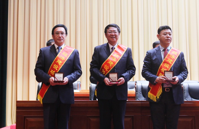 集團獲評天橋區經濟建設突出貢獻獎單位 牟曉巖總經理榮獲天橋區經濟建設功勛獎